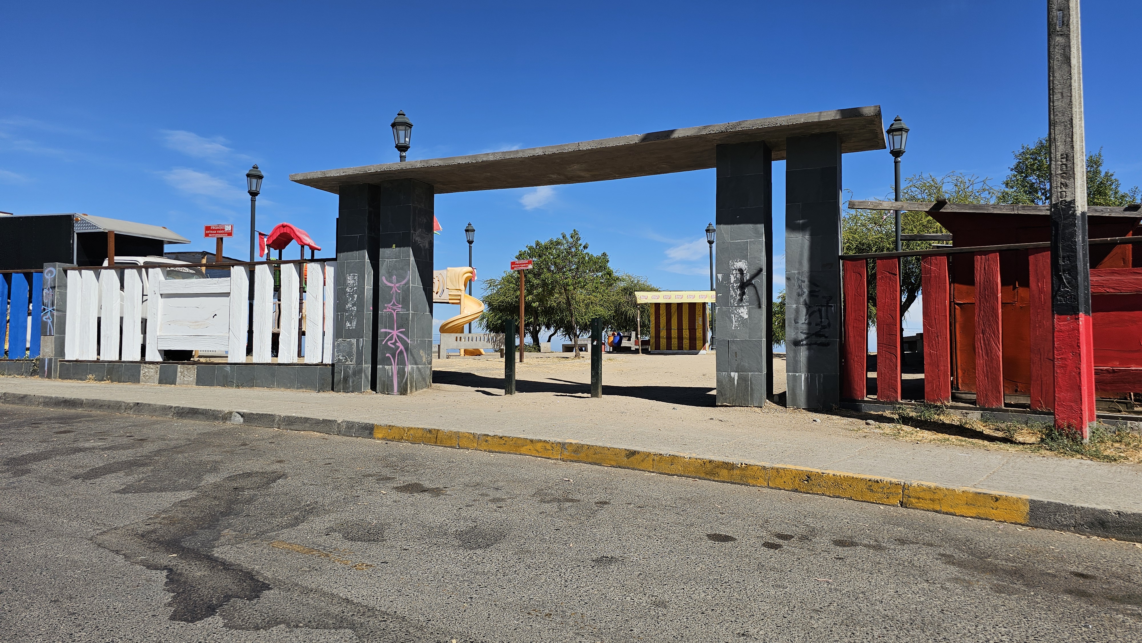 Fotografía de la entrada del mirador, es amplia y con veredas
